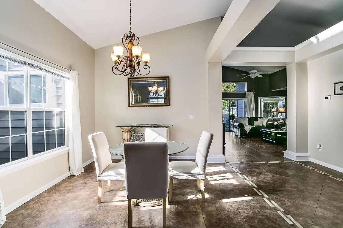 3 bed, 2.5 bath, 2300 sqft, $5,000 — Photo 4