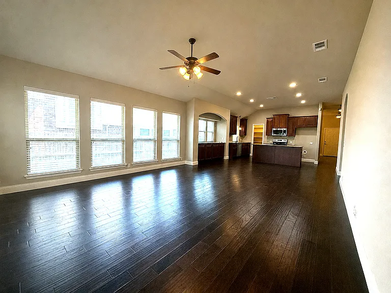 1109 Abbey Ln — Photo 8