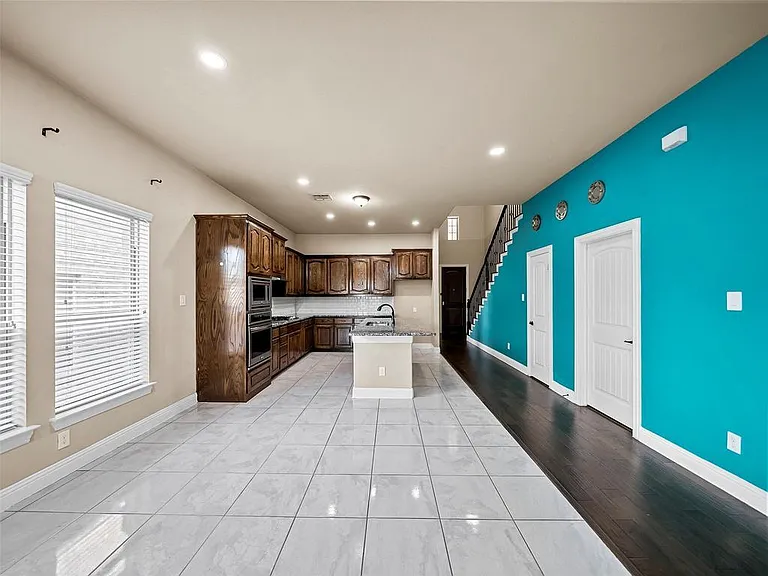 604 Darby Ln — Photo 11