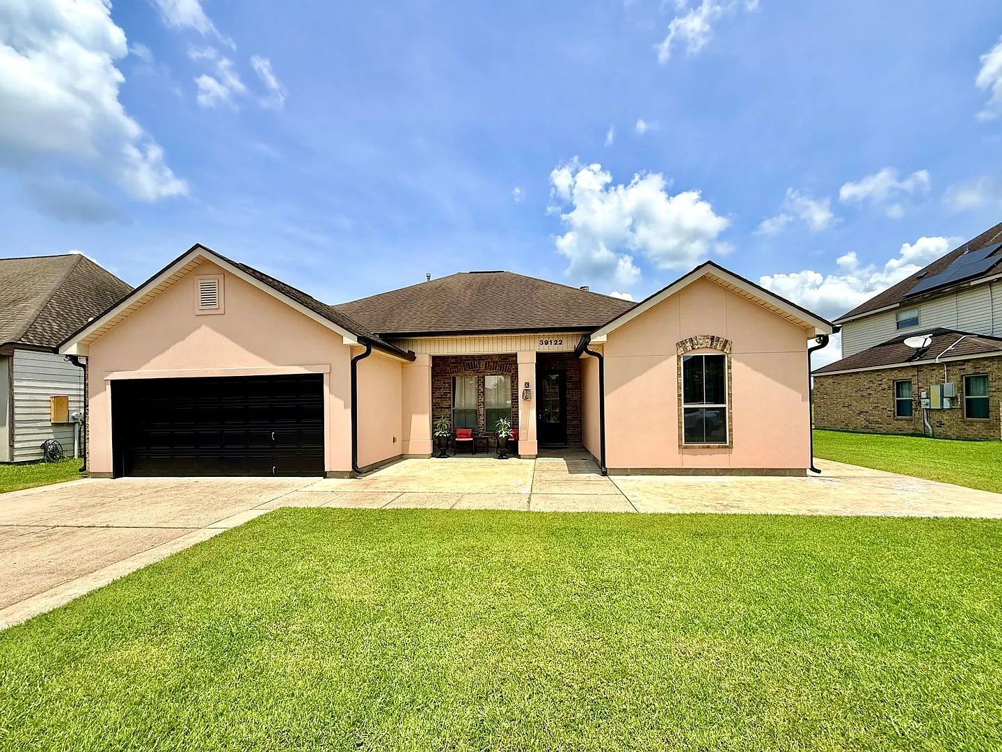 Beautiful 4BR Home with Scenic Lake View Backyard — Photo 1