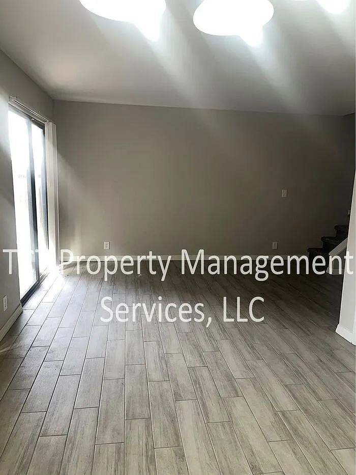 2 bed, 1.5 bath, 882 sqft, $1,295 — Photo 3