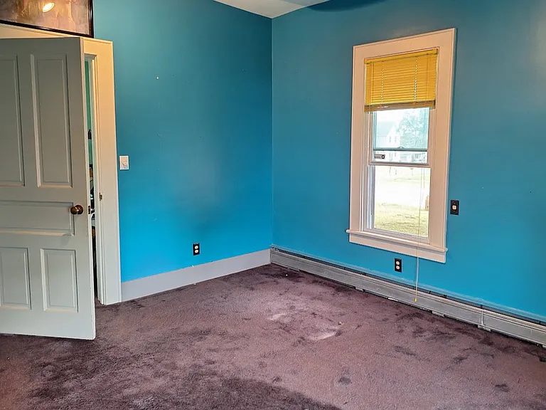 large bedroom downstairs, includes large closet