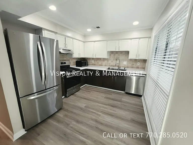 5025 Brittany Dr — Photo 10