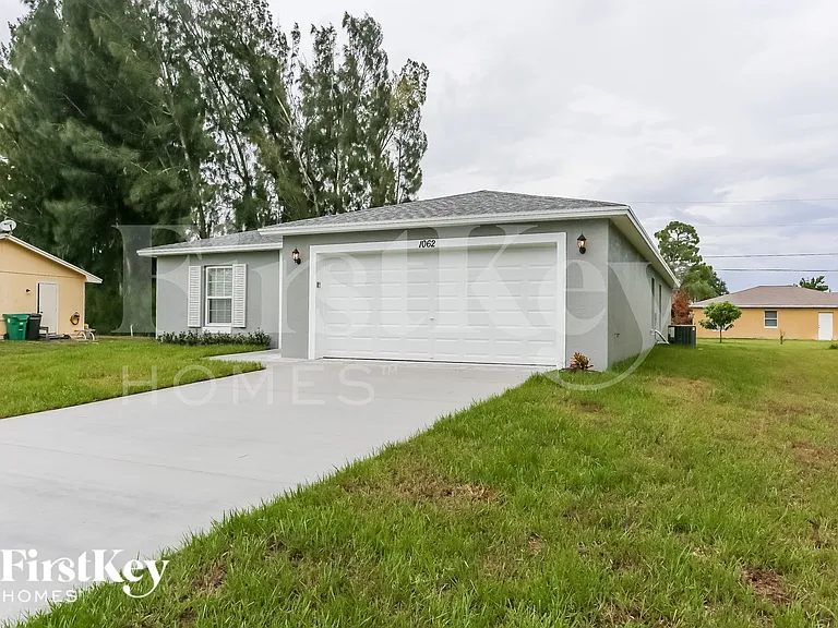 1062 SW Fenway Rd — Photo 2