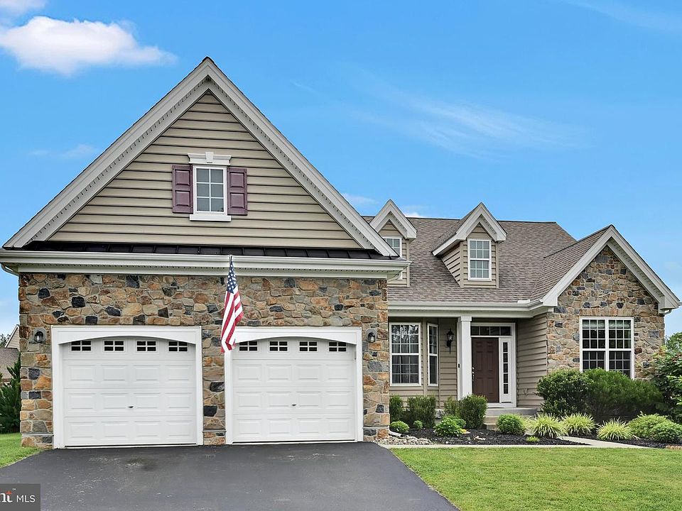 1st image of 7 Denise Dr