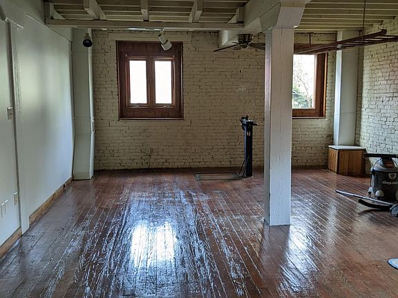 Entry level/Living room