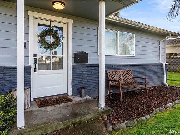 Welcome ! Set your sights a little higher as you enter to this tastefully updated home.