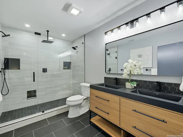 121 andorra, Universal City, TX 78148