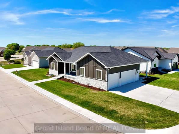 3826 Meadow Way Trl, Grand Island, NE 68803