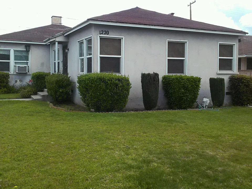 1220 N Screenland Dr