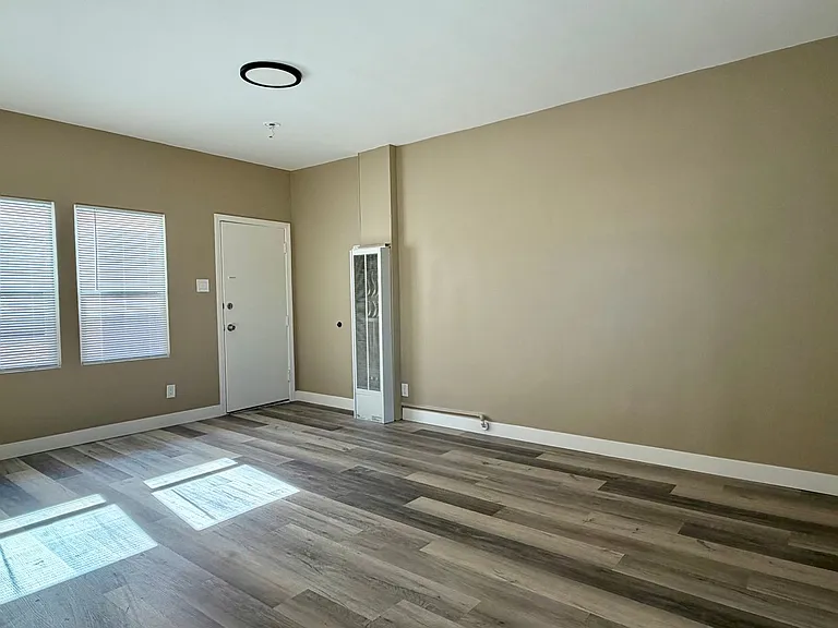 324 W Opp St #6 — Photo 5