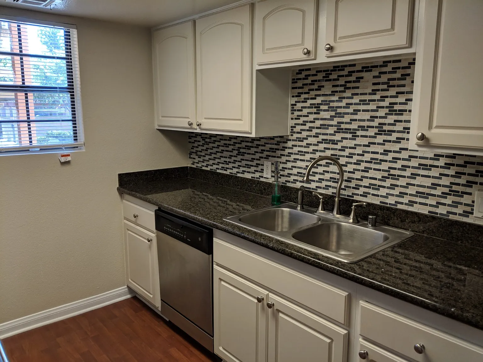 2 bed, 1036 sqft, $3,049 — Photo 4