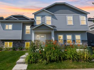 2756 Clover Ridge Dr, Chaska, MN 55318