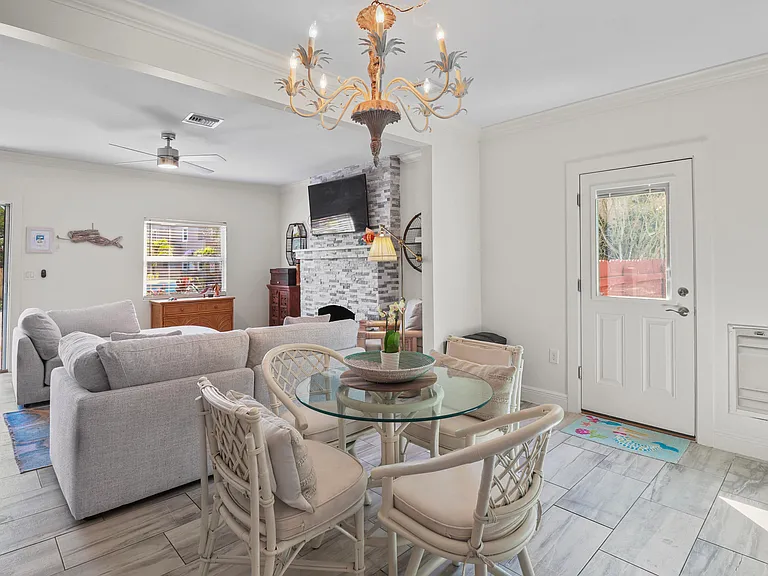 301 Hawthorne Dr — Photo 23