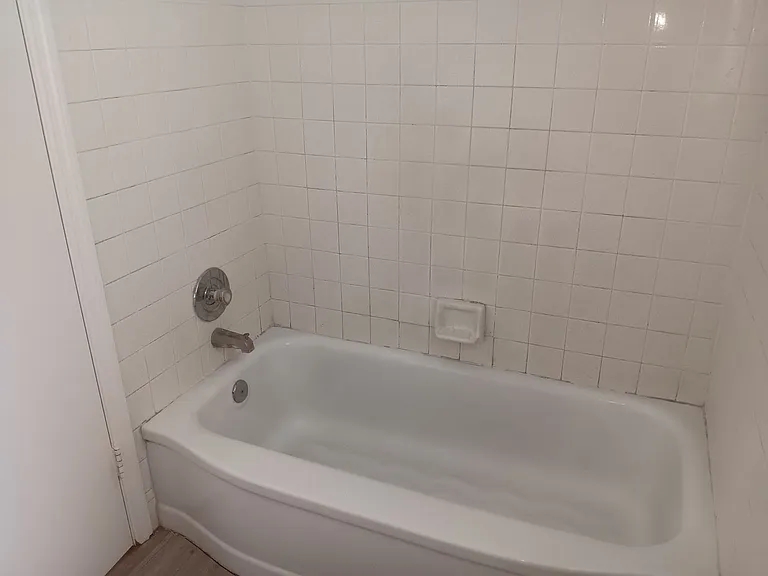 4942 Oxford Ave N — Photo 11