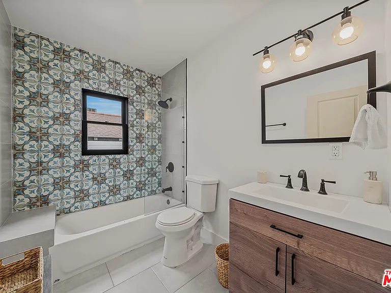 8822 Rosewood Ave — Photo 32
