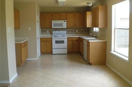 4th image of 8 Larkspur Ln
