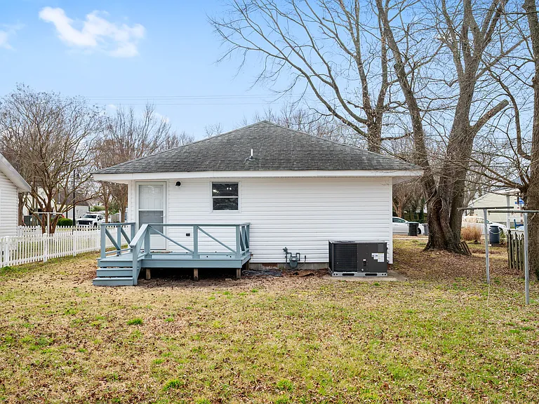 2403 E Pembroke Ave — Photo 27