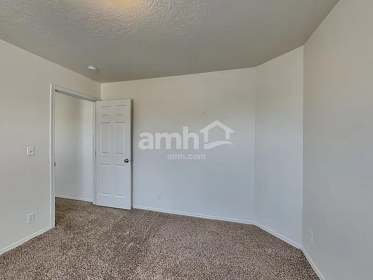 895 E Folgado Ct — Photo 28