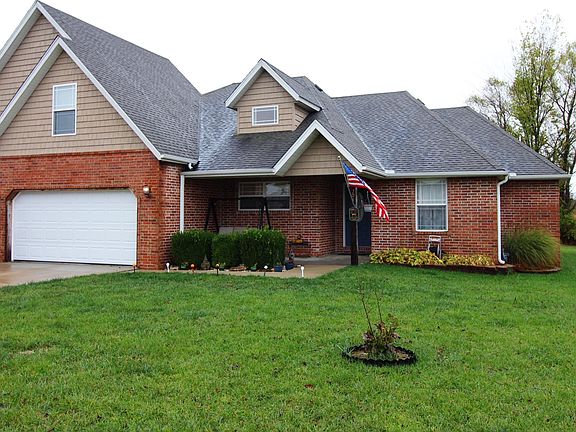 2nd image of 204 W Pheasant Ln