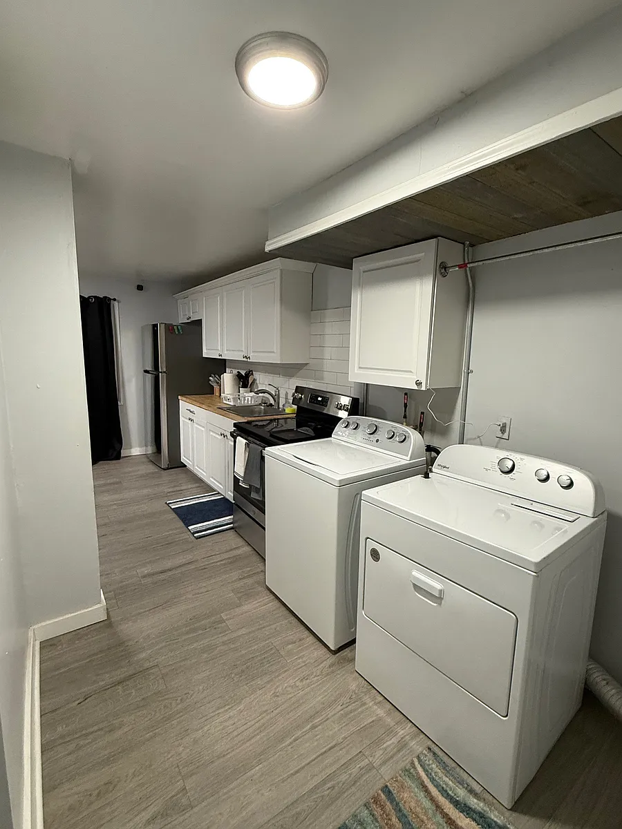 Building Photo - 32860 Mecosta St #1