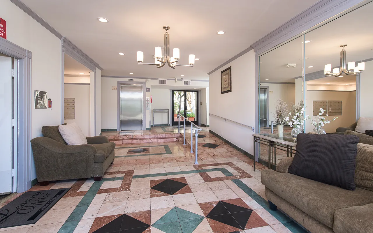 Tarzana Springs — Photo 2