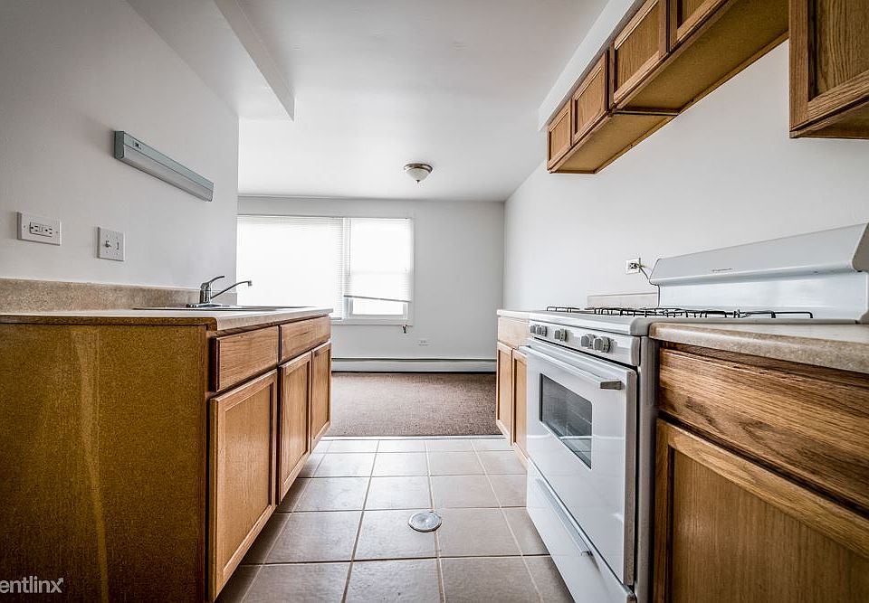 410 E 107th St Apartments Chicago Kitchen_03