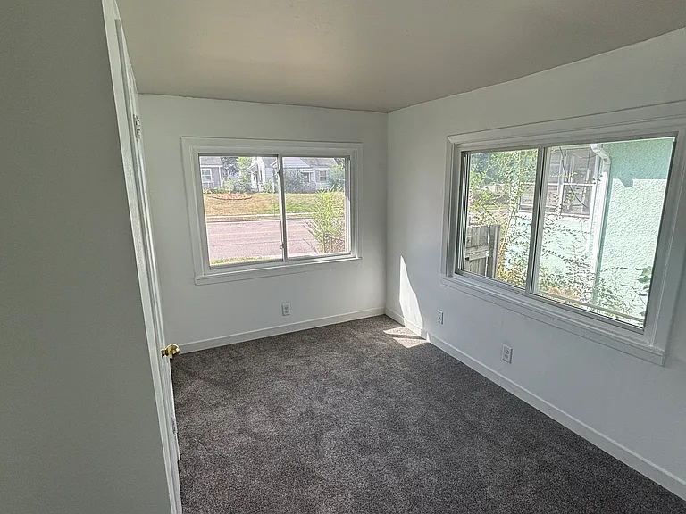 351 Maryland Ave E — Photo 5