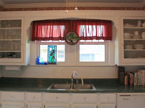 3rd image of 1107 E Desoto St