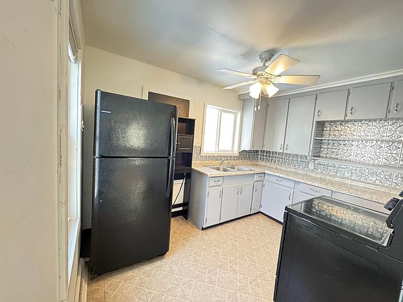 4th image of 309 E Oak Grove Ave