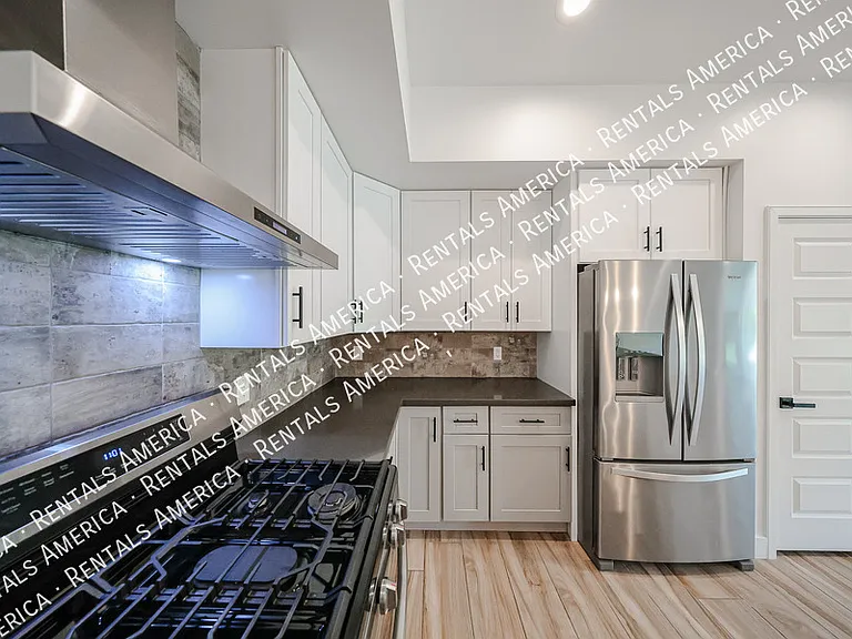 2418 E Amelia Ave — Photo 15