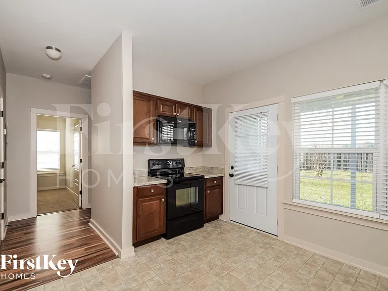 810 Hawthorn Ln — Photo 6