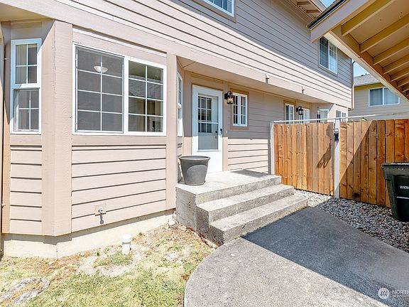 3rd image of 720 722 14th Avenue SE