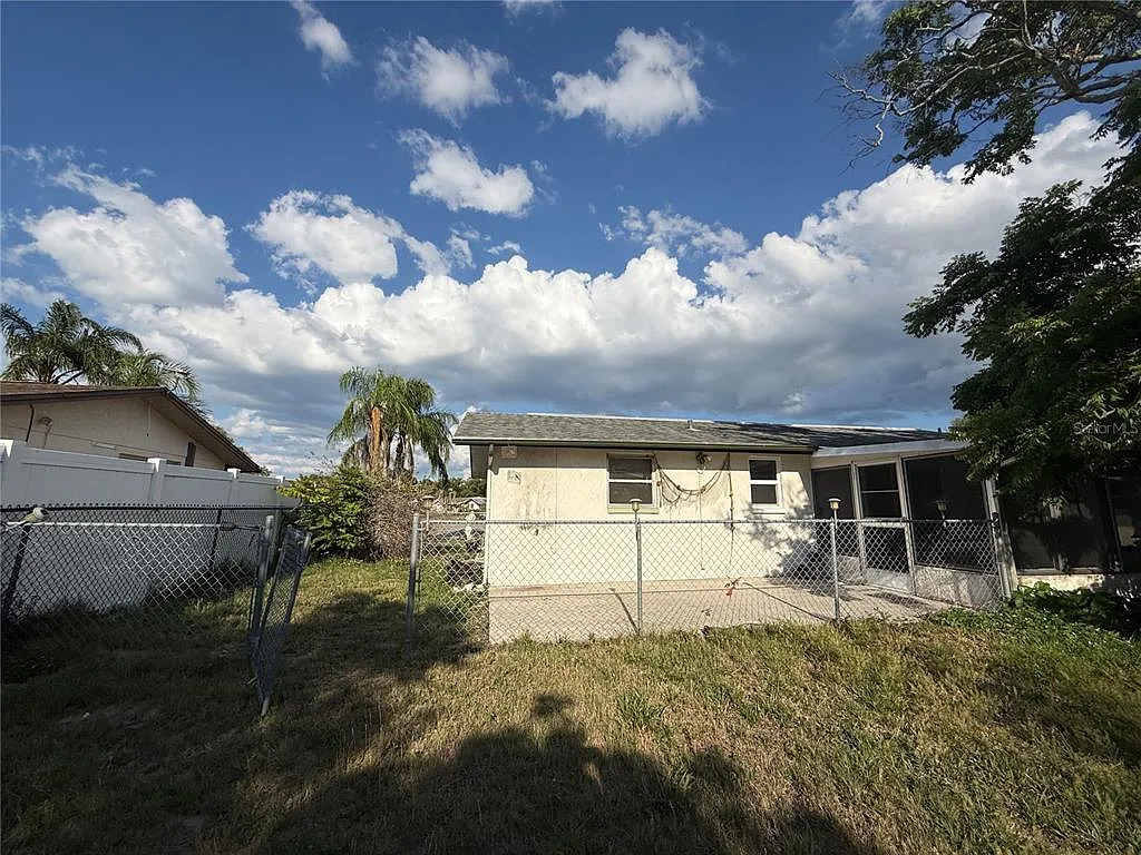 Building Photo - 10401 Oleander Dr