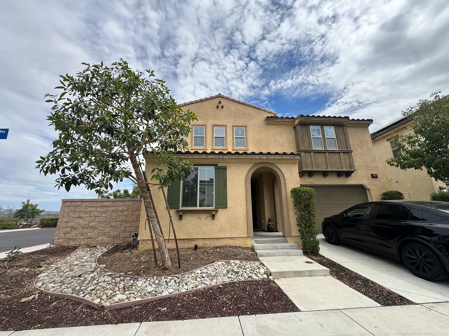 4 bed, 2358 sqft, $3,200 — Photo 2