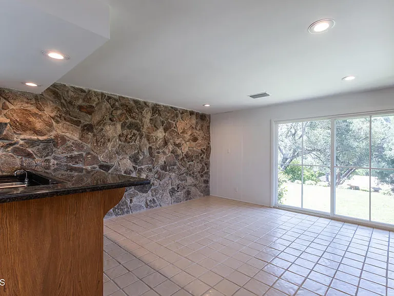 555 Paulette Pl — Photo 9