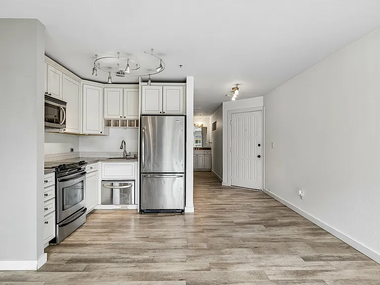 511 E Roy St #213 — Photo 6