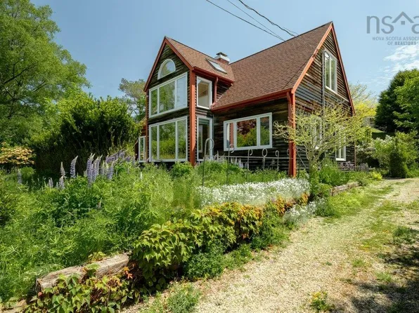 208 Victoria St, Chester, NS B0J 1J0