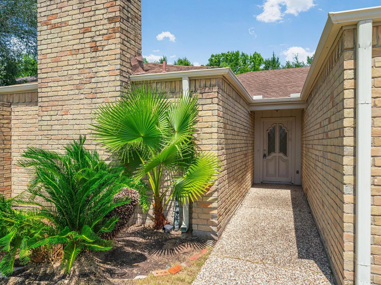 3 bed, 2.0 bath, 2103 sqft, $1,800 — Photo 2