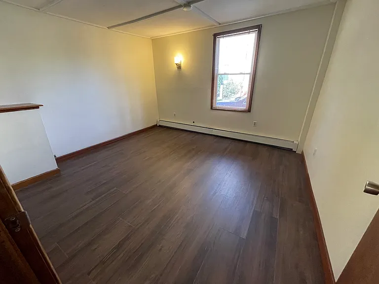 middle bedroom 12' x13'