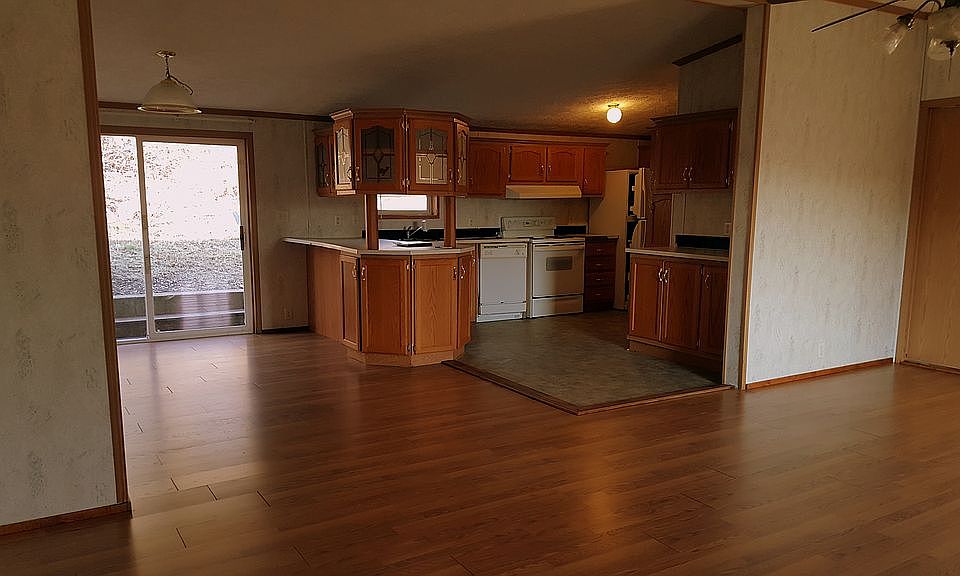 LIVING ROOM/DINING ROOM/KIT