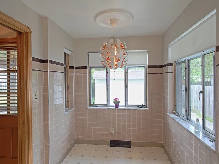 2186 Chesterland Ave — Photo 10