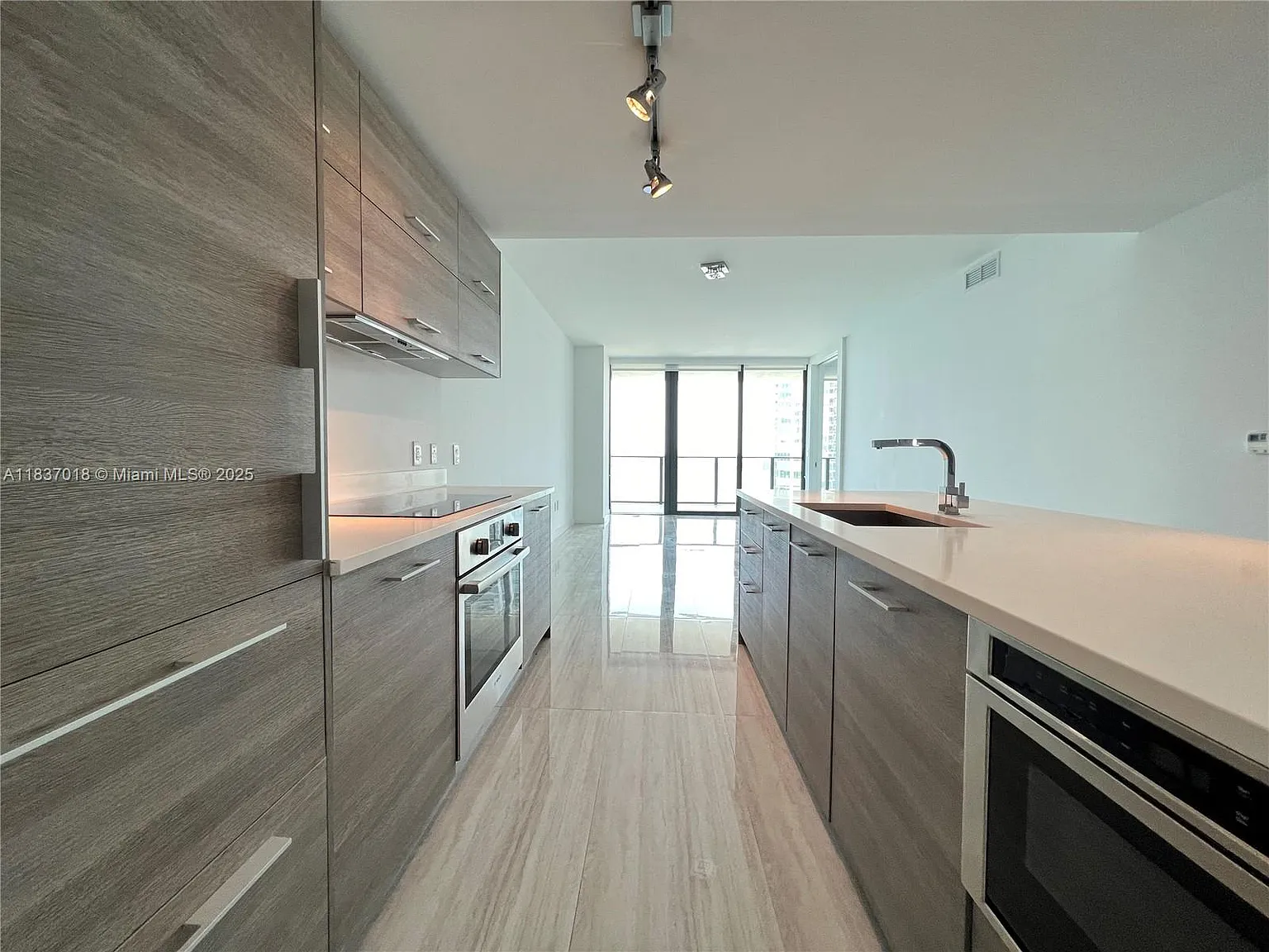 2 bed, 1067 sqft, $5,800 — Photo 3