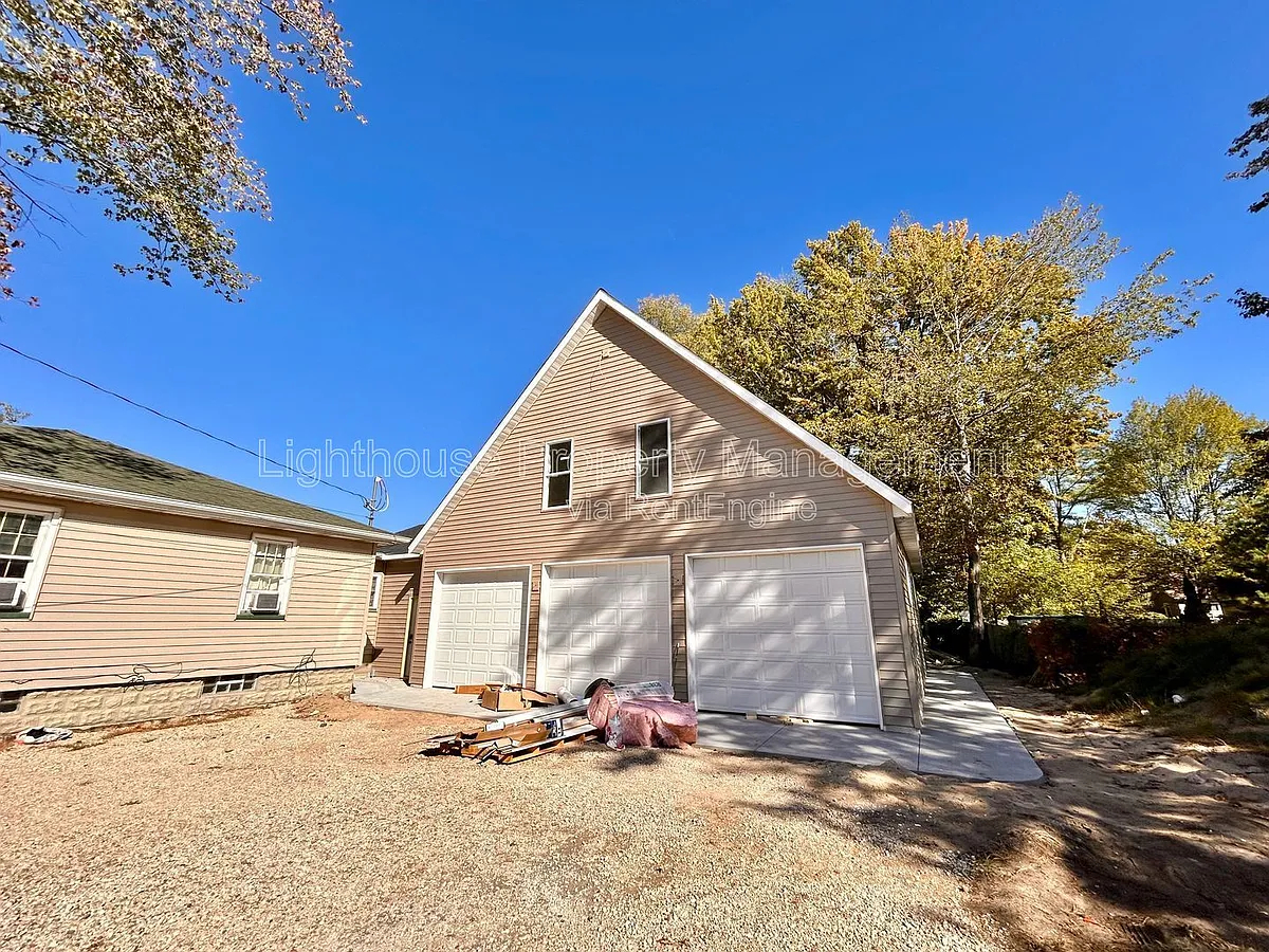 Building Photo - 3566 Green St #2