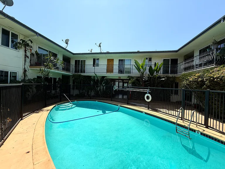1138 S La Cienega Blvd #1 — Photo 20
