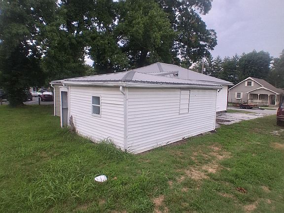 5th image of 1410 E Poplar St