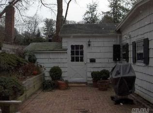 4 Wishing Well Ln, Glen Head, NY 11545