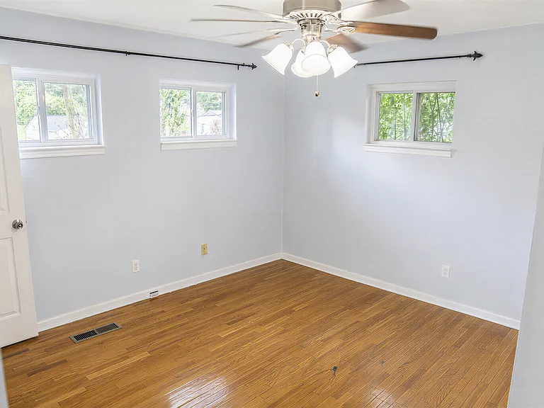 1910 Honeycut Ln — Photo 17