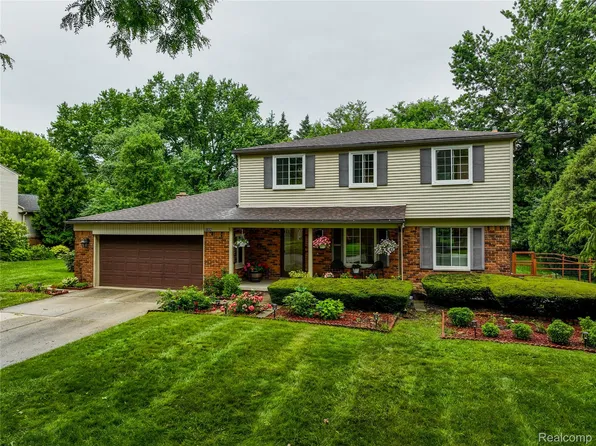 2032 Kristin Dr, Troy, MI 48084