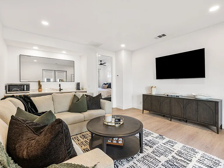 80176 Riviera — Photo 32